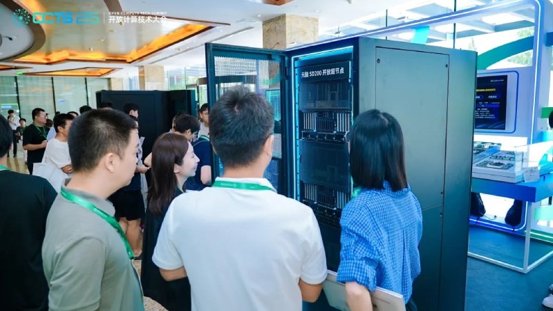 浪潮信息展出面向万亿参数大模型的“元脑SD200”.jpg