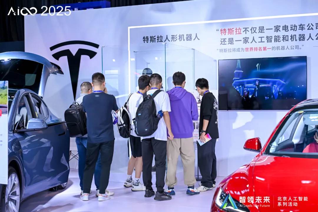 特斯拉人型机器人亮相2025人工智能计算大会.jpg