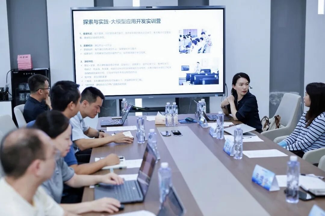 AI+X 教学研讨会交流现场.jpg