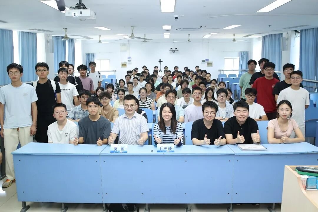 实训营师生教室集体合影留念.jpg